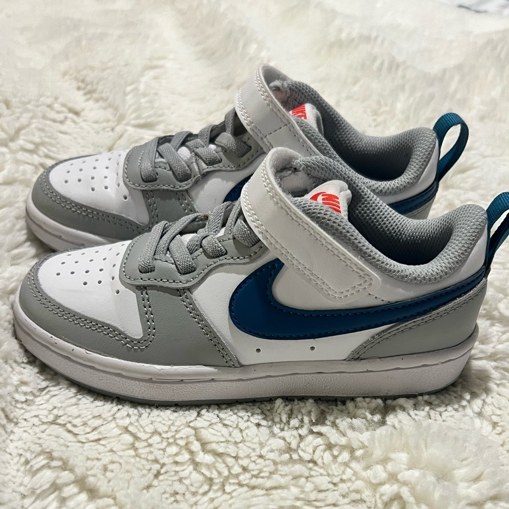 NIKE COURT BOROUGH LOW 2 (PSV) WHITE/MARINA-LT SMOKE GREY BLANC